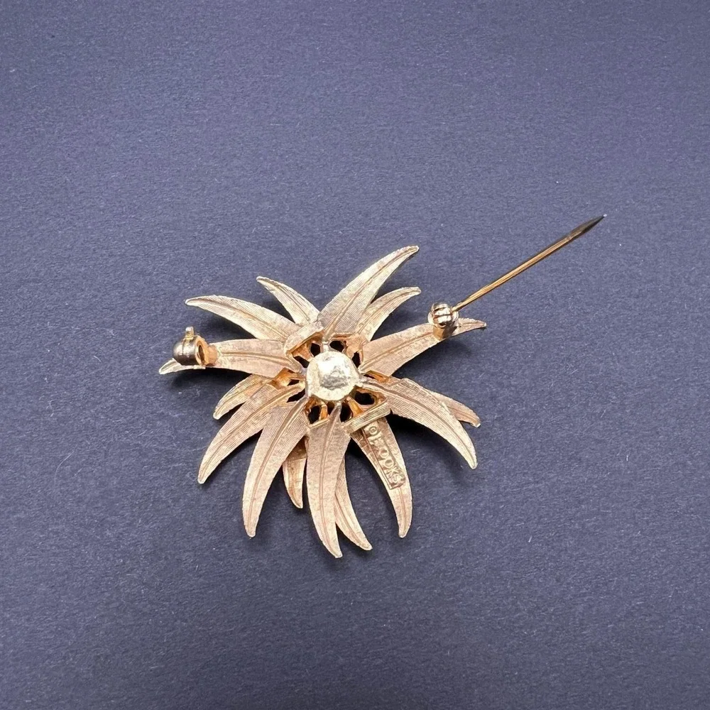 Vintage‎ Brooch Gold Tone Textured Flower Faux Pearl Signed Brooks